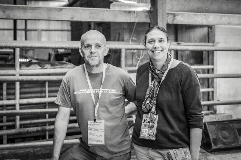 Maud et Nicolas de la ferme du Pré Tords, des paysans engagés pour la conservation de la Barge à queue noire - Photo © Stéphanie Biteau